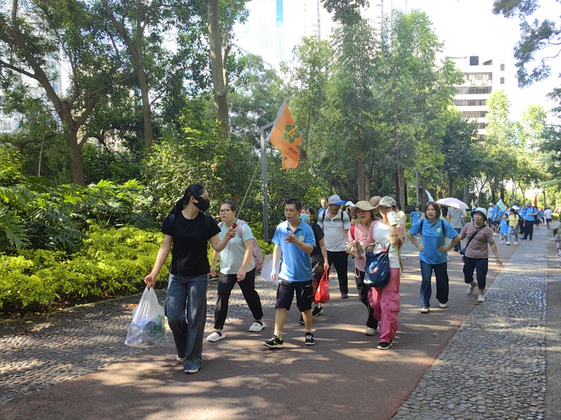 清晨的狐尾山公园南入口，阳光洒落，微风轻拂。60余名来自厦门各区、患有自闭症或唐氏综合症的特殊青少年，在家长、志愿者和工作人员的陪伴下，开启了这场充满温情的健步之旅。(1).jpg
